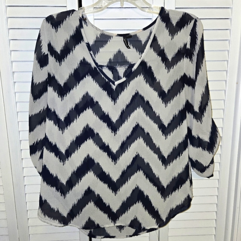 CLEARANCE heartsoul Women's M Chevron Print Blouse